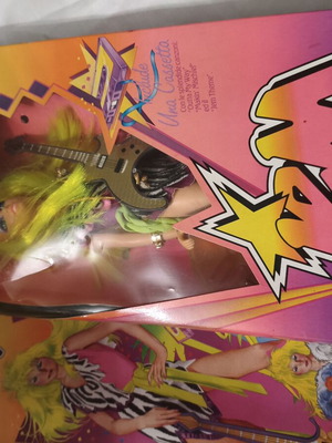 Hasbro Jem & the Holograms Pizzazz κούκλα με στολή, κιθάρα και πόστερ