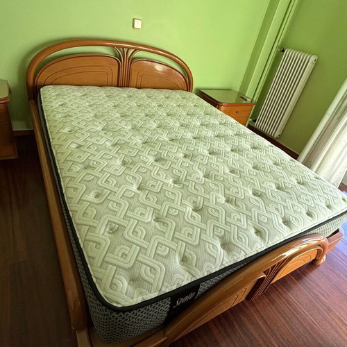 Double wooden bed with Elite mattress like new 160x200 cm