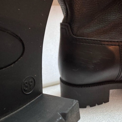 Feng Shoe No 39 black leather boots used