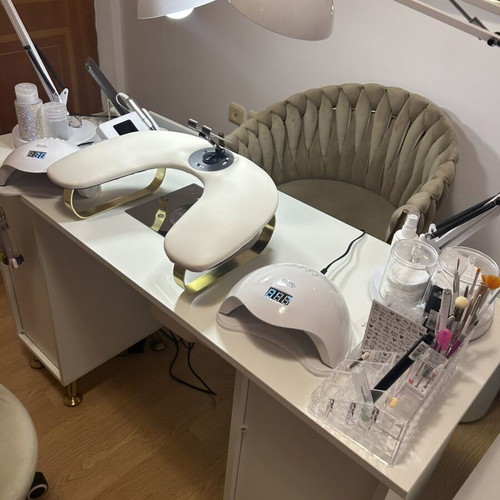 Manicure desk like new with extractor and 4 pouro chairs