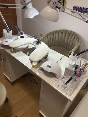 Manicure desk like new with extractor and 4 pouro chairs