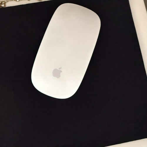 Apple iMac 21.5” 2019 with original keyboard, mouse and power cable