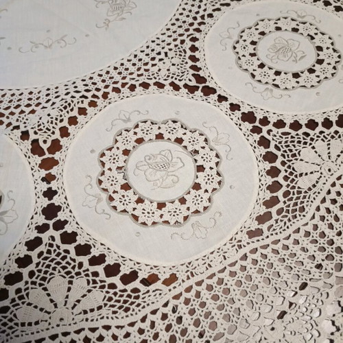 Handmade tablecloth diameter 165 cm like new, beige