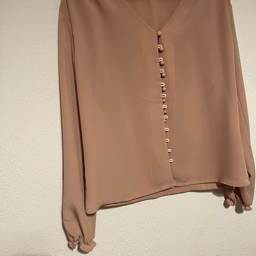 Chaton shirt with buttons and elastic cuffs in salmon-beige color