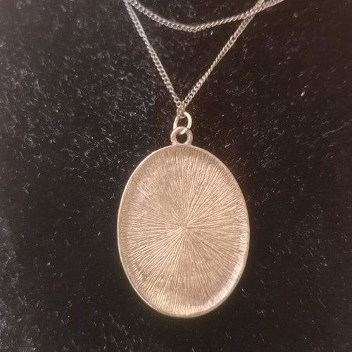 Cameo Vintage Faux Bijoux Pendant Necklace like new