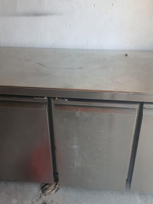 Ψυγείο πάγκος επαγγελματικό με 4 πόρτες μεταχειρισμένο σε πολύ καλή κατάσταση