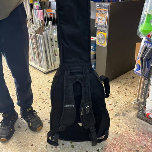 Yamaha C 40 guitar like new, strings need replacement