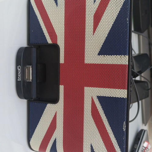 Gear4 StreetParty III PG750 speaker dock like new, vintage style