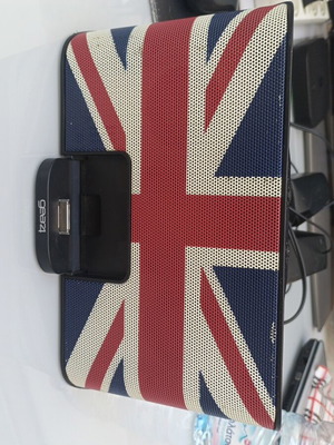 Gear4 StreetParty III PG750 speaker dock like new, vintage style