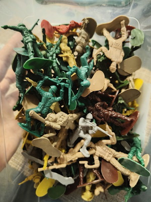 Plastic soldier figures like new, assorted colors