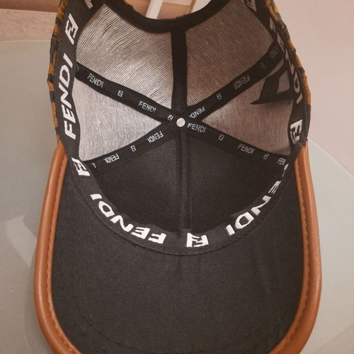Hat like new, adjustable size, black and brown