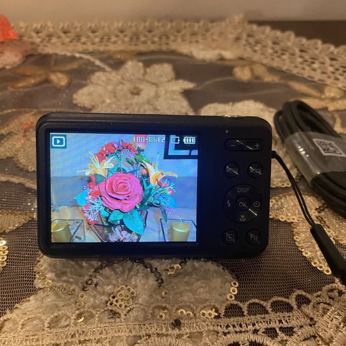 Samsung ES95 digital camera 16MP with 32GB memory