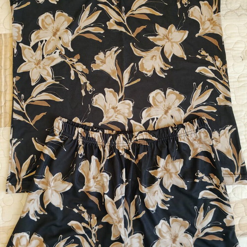 Floral women's pajama set with shorts, size L