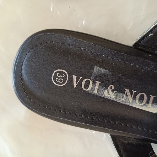 Voi & Noi black flat sandals like new, size 39 with silver rhinestones