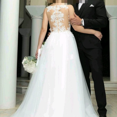 Wedding dress like new white with case and petticoat