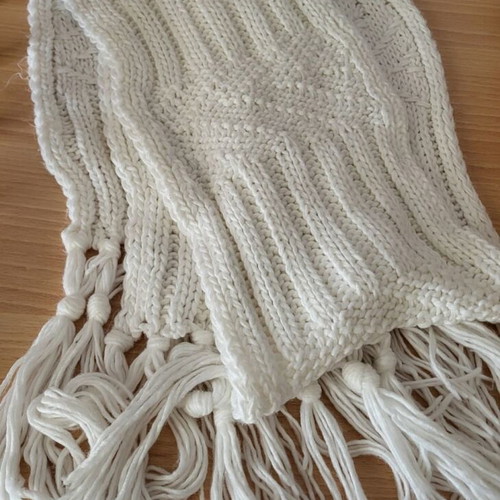 Tailor Made Knitwear scarf like new, white knit