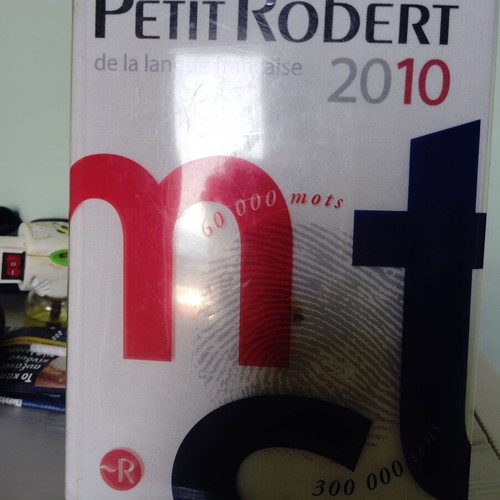 Le Petit Robert French Dictionary like new, 60,000 words