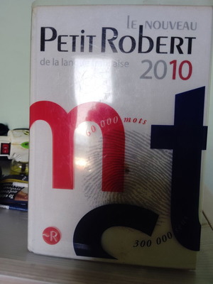 Le Petit Robert French Dictionary like new, 60,000 words