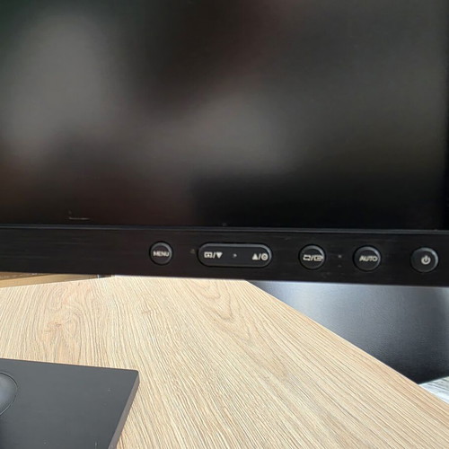 Samsung Monitor 24" Like New With Adjustable Height And Rotating Stand