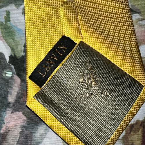 Yellow tie like new