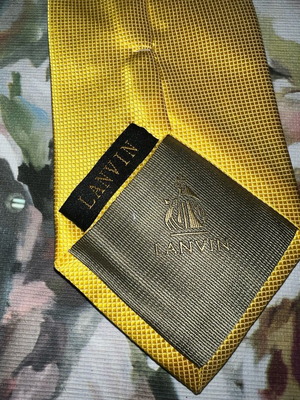 Yellow tie like new