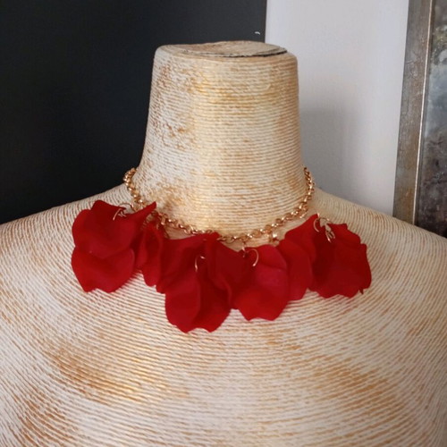 Women's necklace like new with red rose petals made of plexiglass