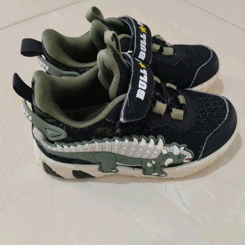 Bull Boys athletic shoes size 27 like new with lights black green