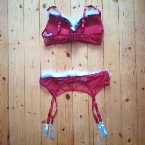 VRS 80C bra and garter set with hearts and feathers