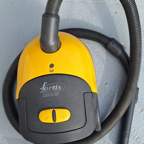 Fortis Daewoo Electronics vacuum cleaner 1200W used with accessories