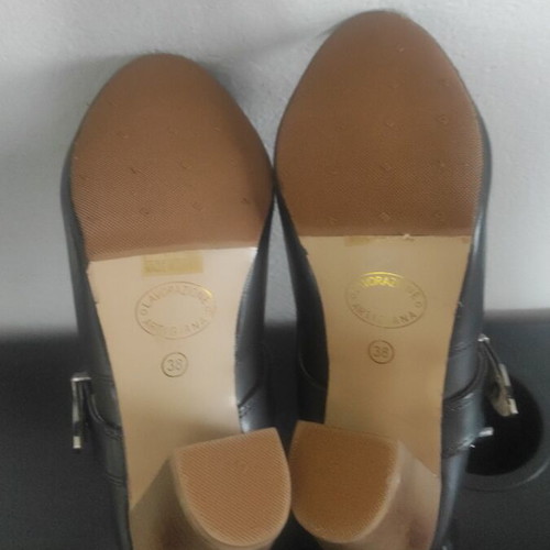 Famous Shoes women's boots size 38 like new, black