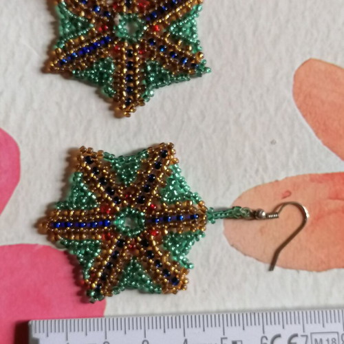 Handmade star-shaped beaded earrings new, green and gold