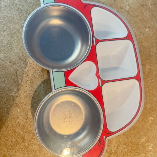 Children's plate car shape with lid like new