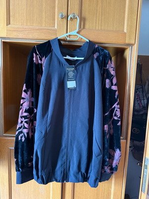 Cardigan new with elastic hem and distinctive sleeves, size L