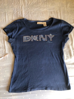 Тениска DKNY синя medium като нова с релефно лого