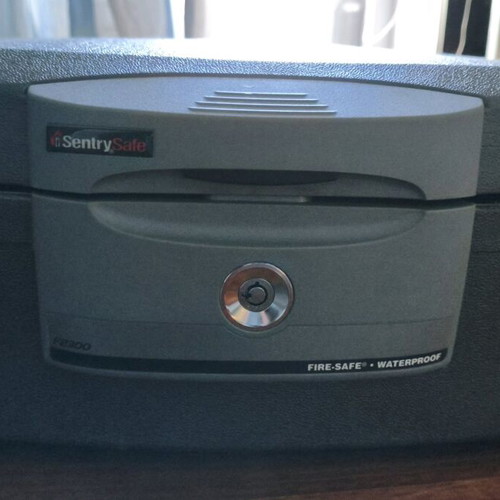 Sentry Safe Firesafe Waterproof Safe Chest like new with 2 keys