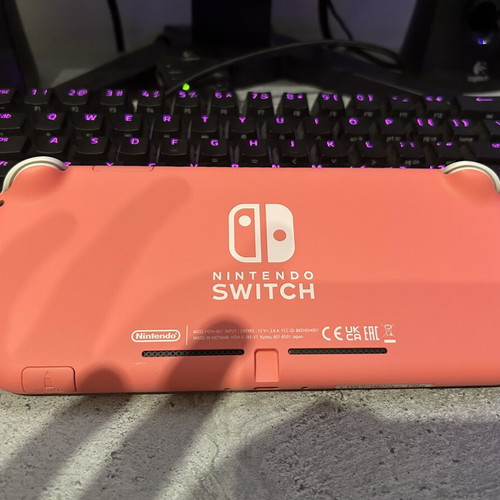 Nintendo Switch Lite κονσόλα σαν καινούργια με 4 παιχνίδια, 128GB αποθηκευτικό χώρο και θήκη