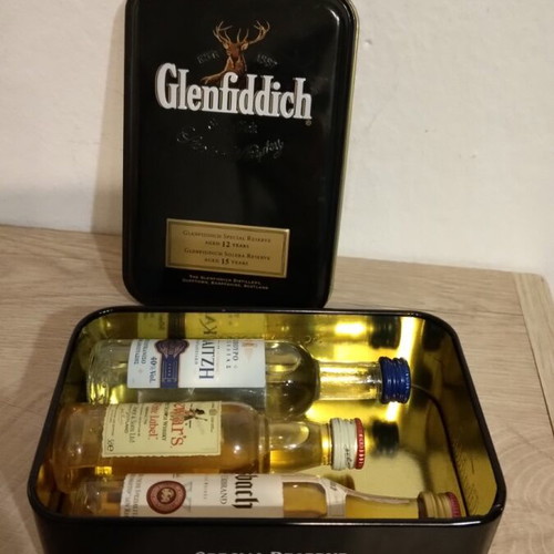 Mini-bar in metal box like new with 4 sealed bottles