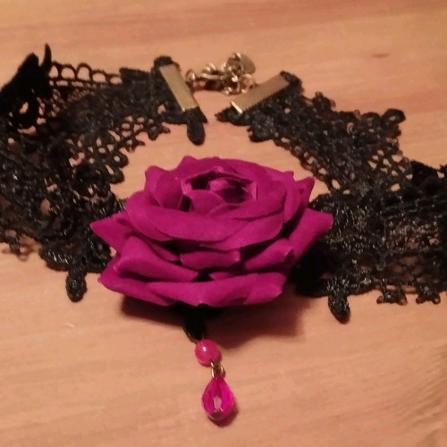 Choker with rose in like new condition