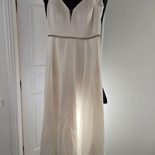 Wedding dress like new with crystals and white bolero