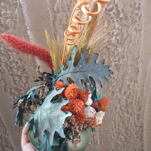 Vase with flowers used, in good condition