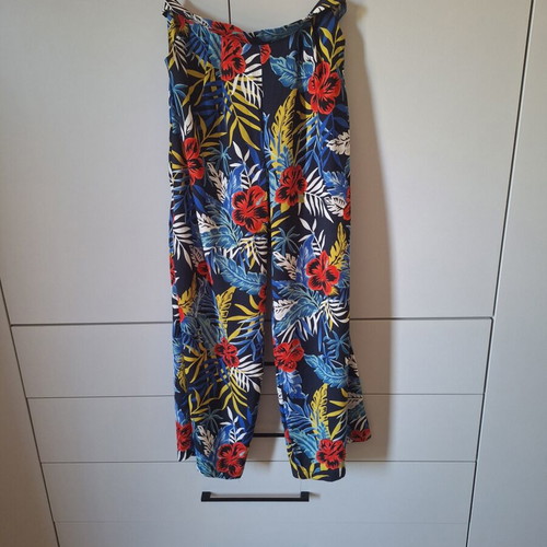 Set with off-shoulder blouse and high-waisted pants like new, colorful blue