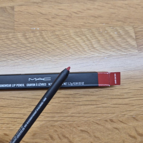 Mac Pro Longwear Lip Pencil Kiss Me Quick new, red shade