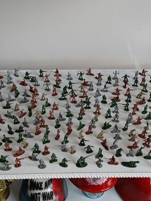 Action figures soldiers like new