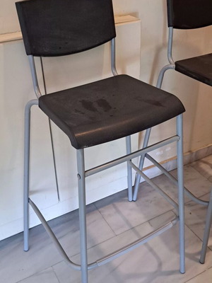 Καρέκλες μπαρ IKEA μεταχειρισμένες, σετ 4, μαύρες με γκρι μεταλλικό σκελετό