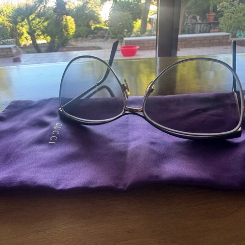Gucci sunglasses like new with authentic silk pouch