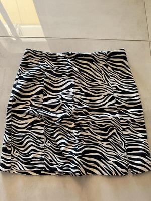 Zebra print skirt XS, black and white