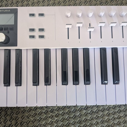 Arturia Midi Keyboard KeyLab Essential 61 keys white like new
