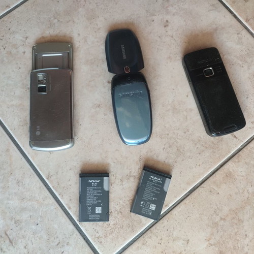 Old mobile phones for collectors used with two Nokia batteries