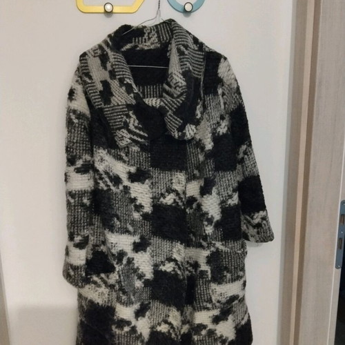 Coat cardigan used with patterns in gray and white