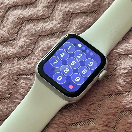 Apple Watch SE 40mm used starlight 2023 with charger